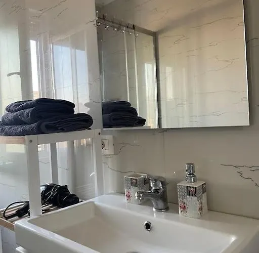 Corner Terrace * Tiran